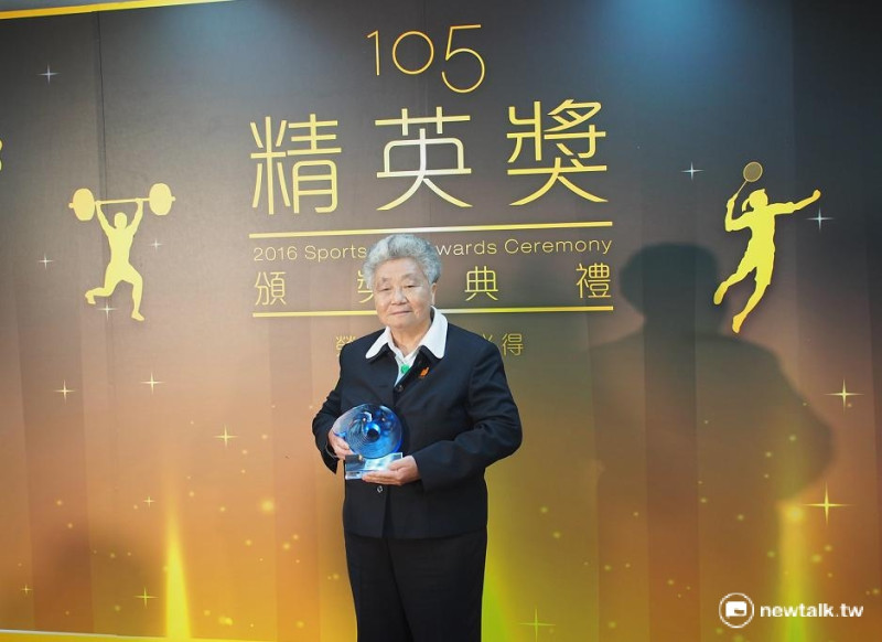 獲頒終身成就獎的「三鐵皇后」吳錦雲表示，很高興自己終於有機會獲獎，會盡全力付出給學生。   圖：李蘇竣攝。