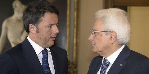 義大利總統馬達雷拉（右）與總理倫奇晤談後，終於接受倫奇辭呈。   圖：翻攝馬達雷拉臉書