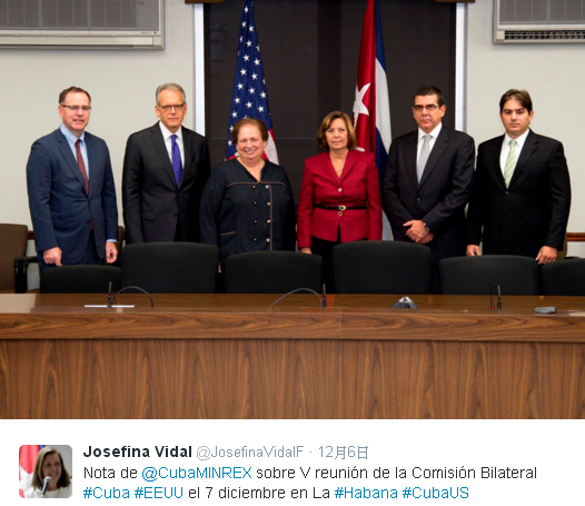 古巴外交部美國司司長維達爾（右三）近日與美國官員加緊談判腳步，希望儘快簽署協議。   圖：翻攝維達爾推特