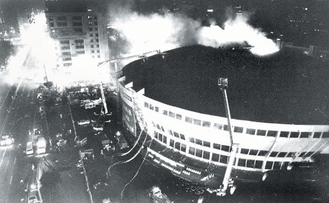 1988年11月20日晚間，台北市中華體育館發生火災。   圖：翻攝網路。