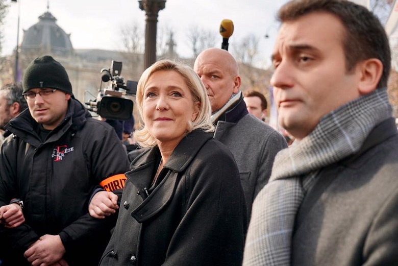法國總統大選國民陣線候選人馬琳．勒龐(中)表示，要取消為非法移民的子女提供的免費教育。   圖：翻攝Marine Le Pen臉書