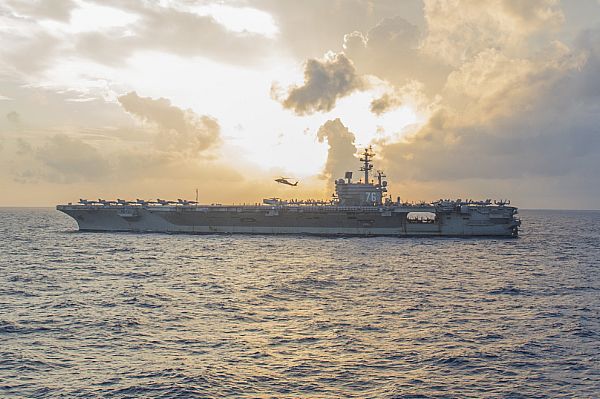 美國不放棄在南海的巡航活動，圖為1架MH-60R海鷹直升機，準備降落在例行飛行操作的雷根號航空母艦飛行甲板上。   圖：翻攝美國海軍官網