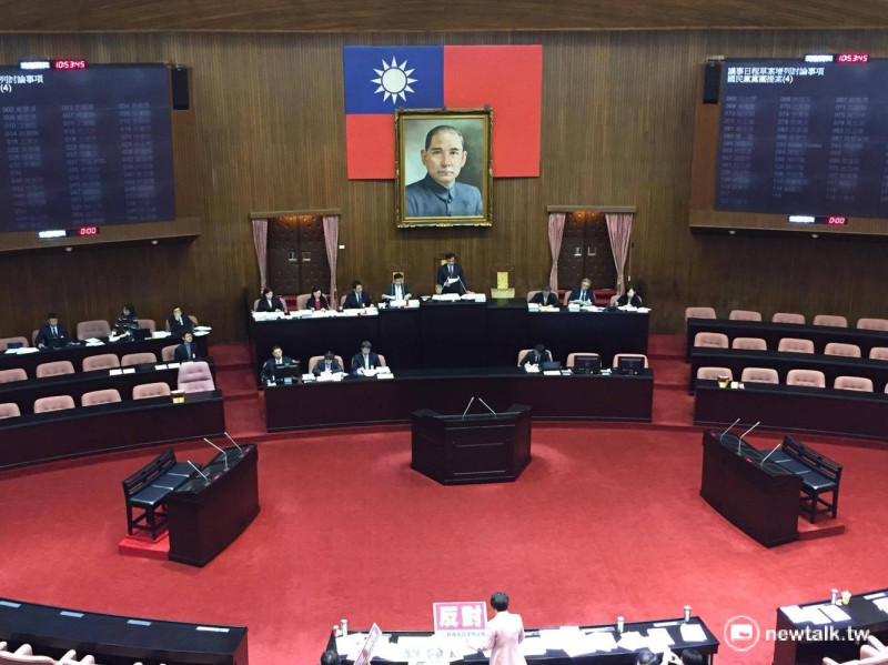 國民黨計畫在9日院會中提藍委費鴻泰《公投法》版本逕付二讀，不過遭到民進黨以多數優勢拉下。   圖：鄭佑漢/攝