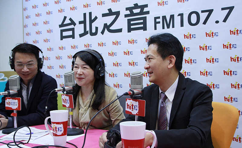 民進黨立委林俊憲（右）、時代力量立委徐永明（左）9日接受周玉蔻（中）的廣播節目專訪。   圖：台北之音提供