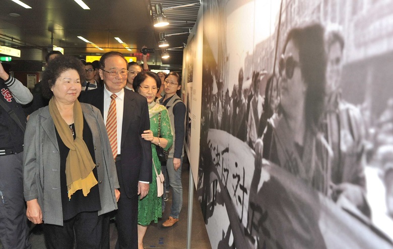 高雄市長陳菊看著牆上照片中37年前的自己，別有一番感觸。   圖：高雄市政府提供