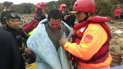 在北濱富貴角外海翻覆漂流的「金瑞益88號」漁船，11日救難人員救起一名在密閉船艙內漂流2天2夜後倖存的中國漁工林謀福。   圖：中央社