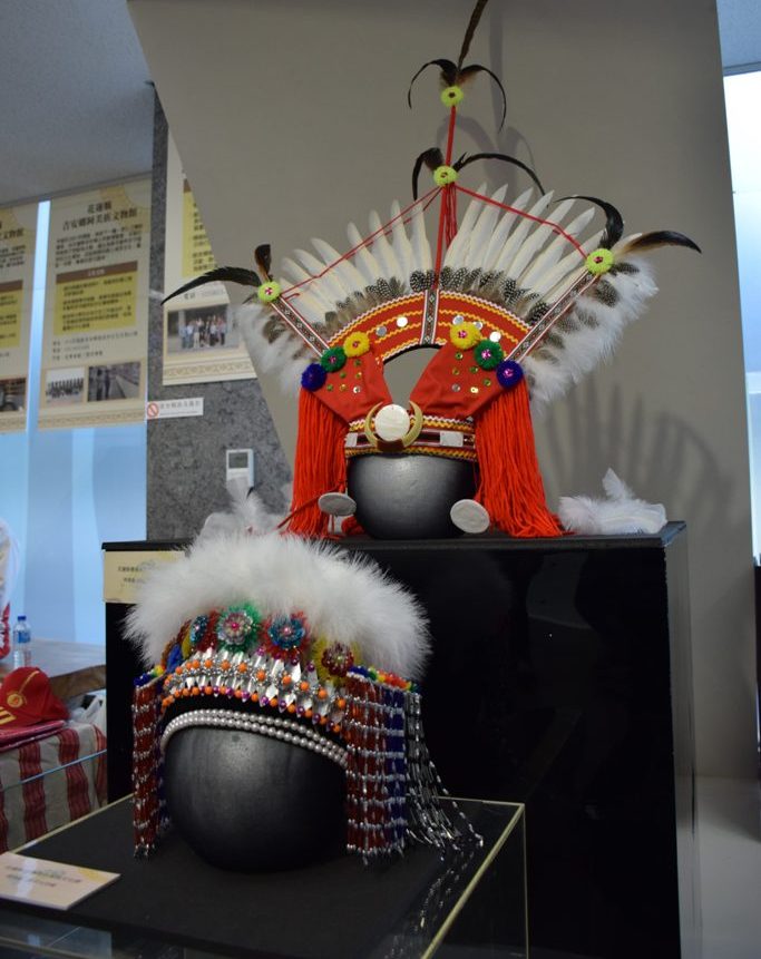 阿美族大羽冠(上)及大花帽。   圖：台博館提供