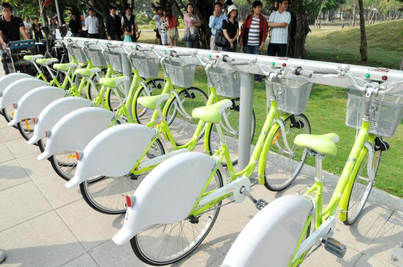 高雄市公共腳踏車每個月使用量突破30萬人次，為了鼓勵民眾使用大眾運輸工具，2017年持續給予轉乘補助。   圖：翻攝高雄市政府新聞局官網