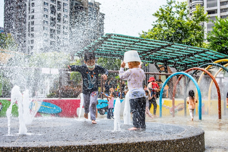 塭仔底濕地公園戲水池小朋友玩得不亦樂乎。 圖:新北市水利局/提供