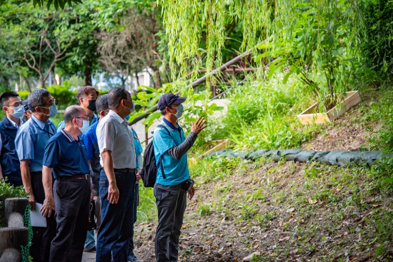 中港大排志工隊導覽塭仔底濕地公園。 圖:新北市水利局/提供