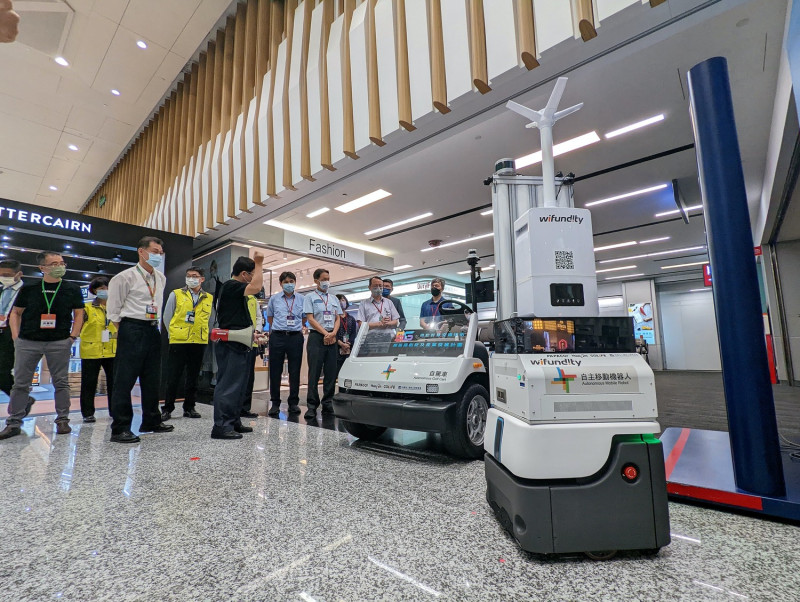 桃園機場「5G智慧旅運空間服務實證計畫」以航廈作為試驗場域,透過無人載具進行旅客接駁及清消作業。 圖:桃園機場公司/提供