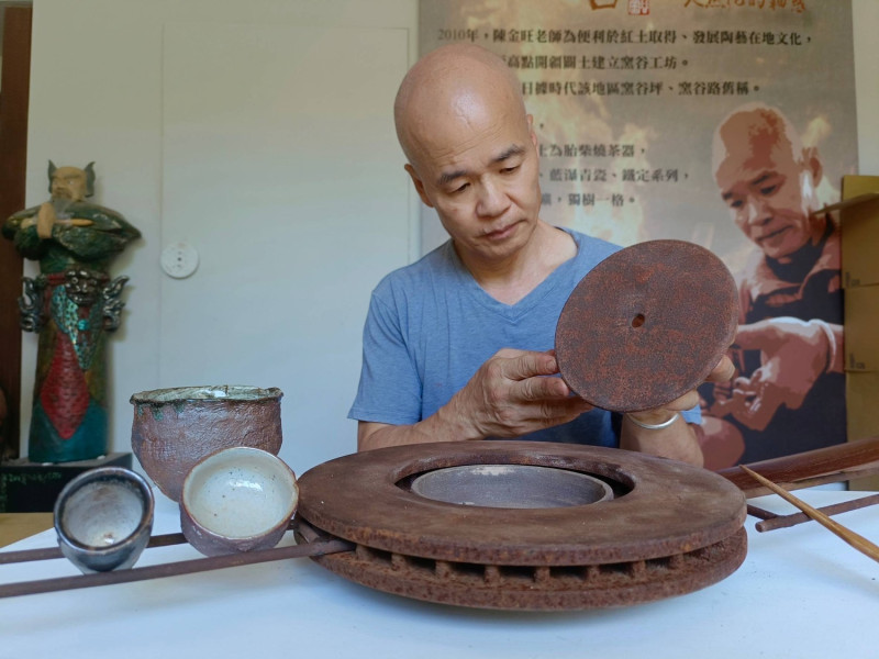 窯谷工坊的陳金旺以回收物組成創意茶器。   圖：陳金旺提供