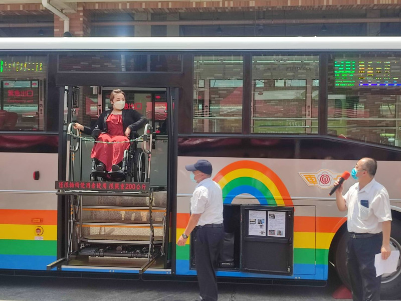 知名輪椅部落客「金剛芭比」林欣蓓受邀體驗大都會客運彩虹公車大復康巴士。   圖：大都會客運提供