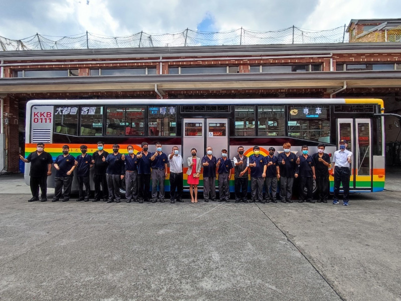 大都會客運彩虹公車以大復康巴士形式重出江湖，喚起大家美好回憶。   圖：大都會客運提供