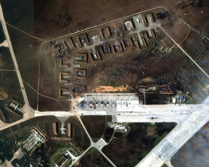 沙奇空軍基地被轟炸後的衛星影像，可見多架戰鬥機被燒毀。   圖：翻攝自推特