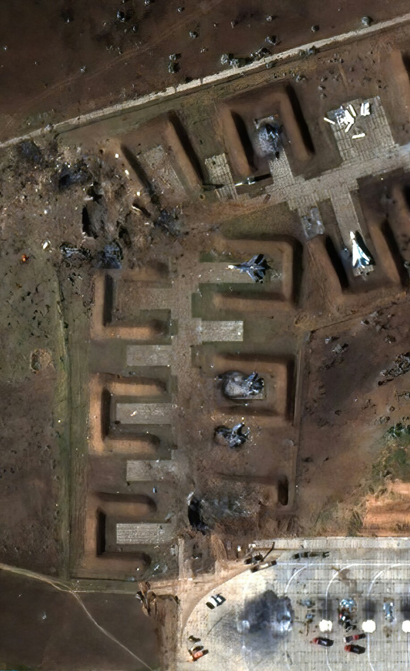 沙奇空軍基地被轟炸後的衛星影像,可見多架戰鬥機被燒毀。 圖:翻攝自推特