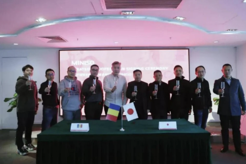 網友發現名創優品在與羅馬尼亞簽約時竟出現日本國旗，引發爭議。   圖：翻攝自中國青年報