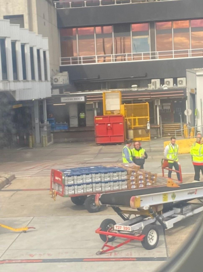 乘客貼出澳航CEO 喬伊斯 ( Alan Joyce，左2) 在機場開行李車。   圖:翻攝自推特