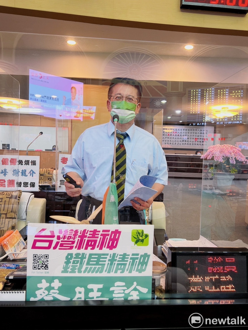 台南市議員蔡旺詮指出，近年來環保意識抬頭，許多人選擇較環保的安葬方式，然而對於環保葬的模式、申請、費用與法規等，卻不是非常了解，建議市府應加強宣導環保葬，普及相關知識，提升民眾接受度，為友善環境而努力。   圖：黃博郎／攝