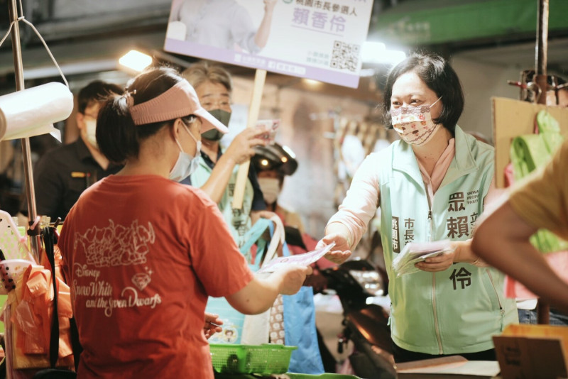 賴香伶前往八德大湳市場掃街拜票。   圖：賴香伶競選辦公室／提供