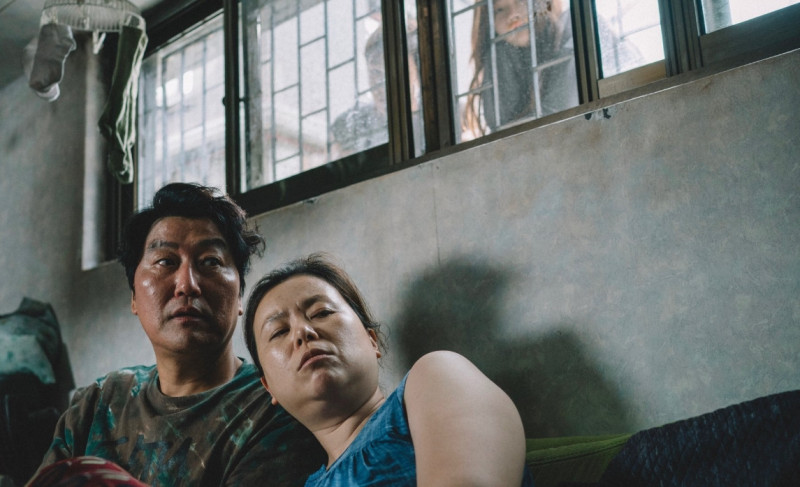 南韓自 8 日起連日降下暴雨，使一家人活活淹死於「半地下房」，彷彿電影《寄生上流》慘劇真實發生。   圖 : 翻攝自寄生上流劇照