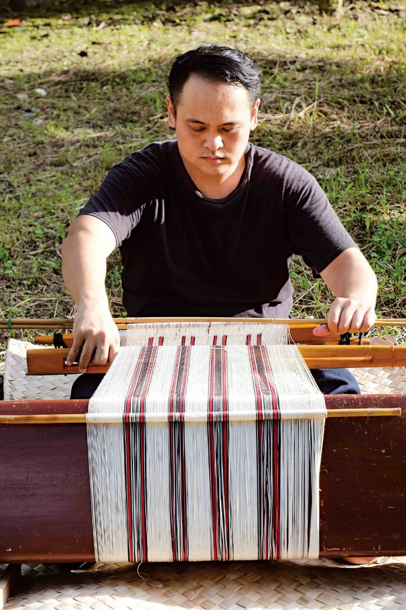 第三、四場工作坊由將博·里漢擔任講師，講解太魯閣族的織布文化以及本身的經歷，並帶領大家編織手環。   圖：那都蘭工作室- Nadolan提供