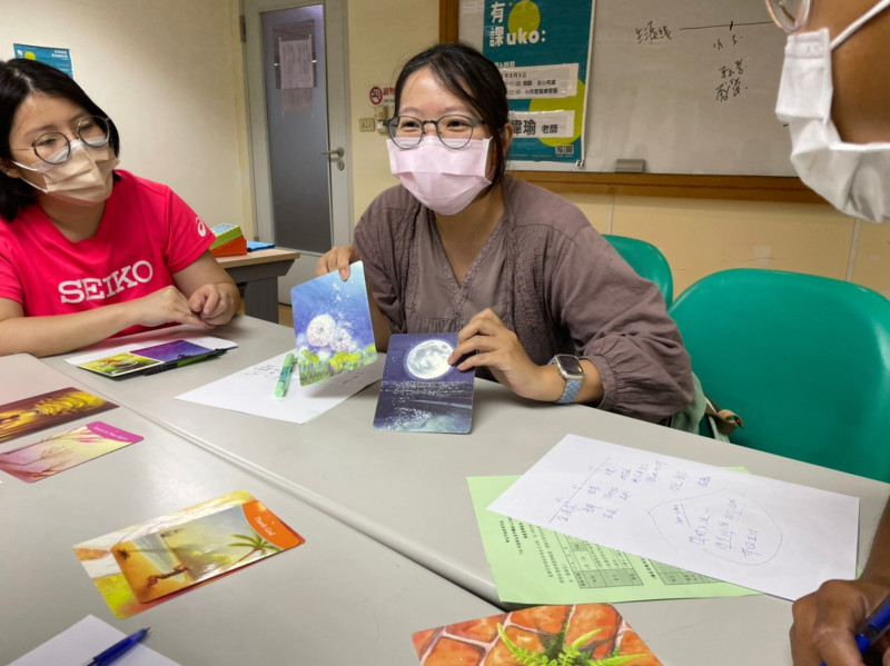 青年透過分享牌卡將自己的思緒整理。   圖：新北市政府青年局提供