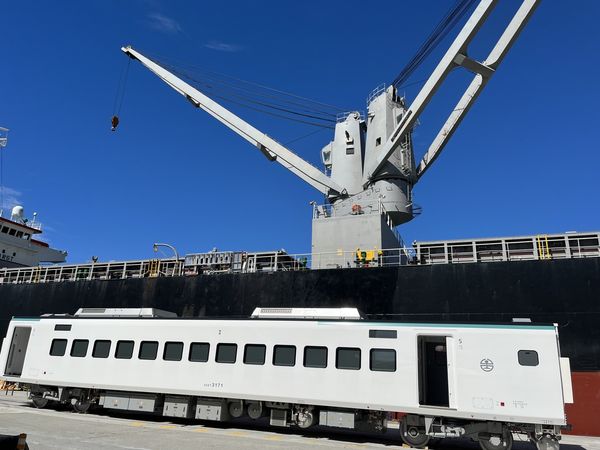 EMU3000型美學城際列車第17至22編組採用綠色邊條。   圖：台鐵局／提供