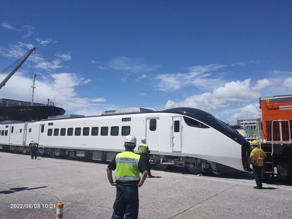 EMU3000型美學城際列車第18編組昨日抵台。   圖：台鐵局／提供