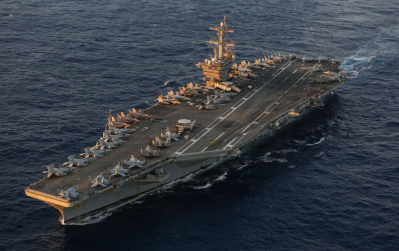 美軍第7艦隊核動力航空母艦林肯號（圖）與日本海上自衛隊今年4月正在日本海進行聯合軍演。   圖：取自facebook.com/USSLincoln（資料照片）