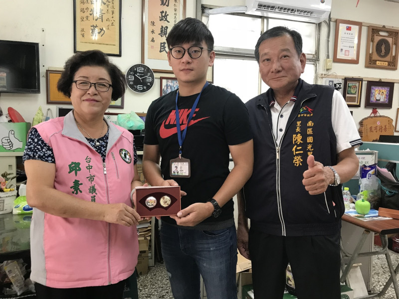 台中市國光里前里長陳仁榮（右1）過世3年多，2018年拍攝的照片最近被盜用。   邱素貞/提供 