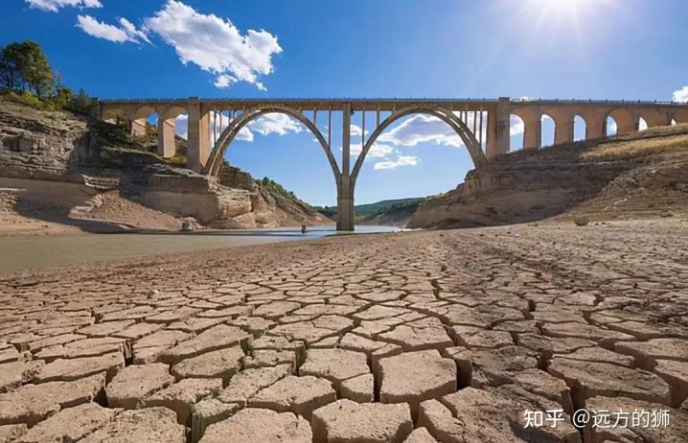 歐洲面臨嚴重乾旱，許多河床都已見底。   圖 : 翻攝自知乎/遠方的獅