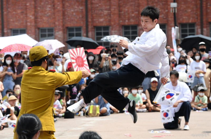 位於首爾的西大門刑務所歷史館 14 日舉行一系列行動劇，通過再現歷史場景，抒發民眾擺脫日本殖民統治，迎來高漲奔騰的愛國情緒。   圖：擷自《亞洲經濟》
