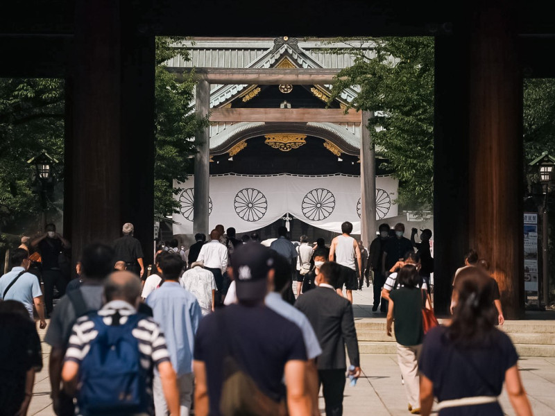 日本投降77週年，民眾前往靖國神社參拜。   圖：翻攝自推特