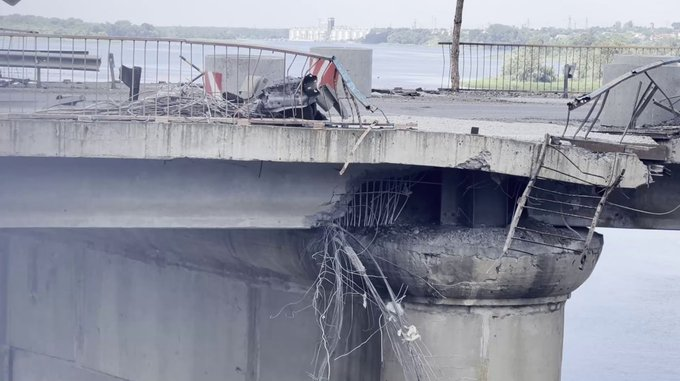 烏克蘭官員稱，日前包括卡霍夫卡橋在內的 3 座橋樑被毀，阻礙了俄軍重型軍事裝備的運輸和該河右岸的彈藥供應，俄軍正利用僅存運輸路線撤離。   圖：擷自推特@IntelCrab（資料照）
