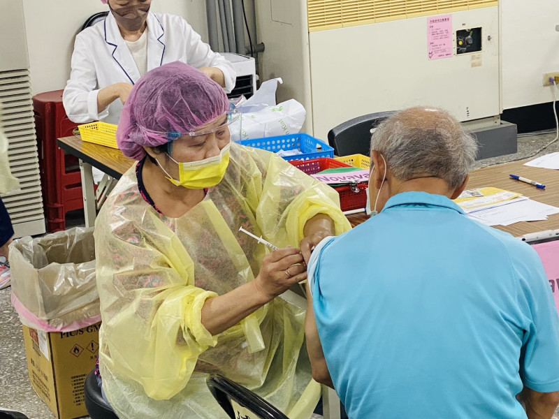 陳秀熙提醒，雖然台灣8月中重症、死亡率只是微幅上升，但是仍對年長者影響極大，最重要的還是要盡速施打疫苗，加強保護力。(打疫苗示意圖)。   圖：周煊惠 / 攝
