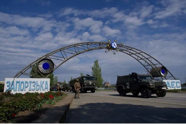 印有Z字的俄軍部隊車輛開往赫爾松地區，以增加該地的防禦。   圖 : 翻攝自澎派新聞