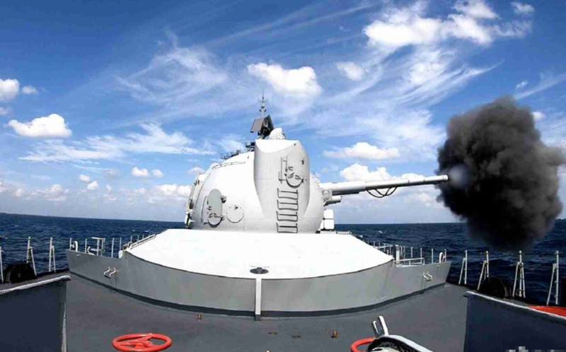 中國對台軍演，解放軍戰艦發射火砲。   