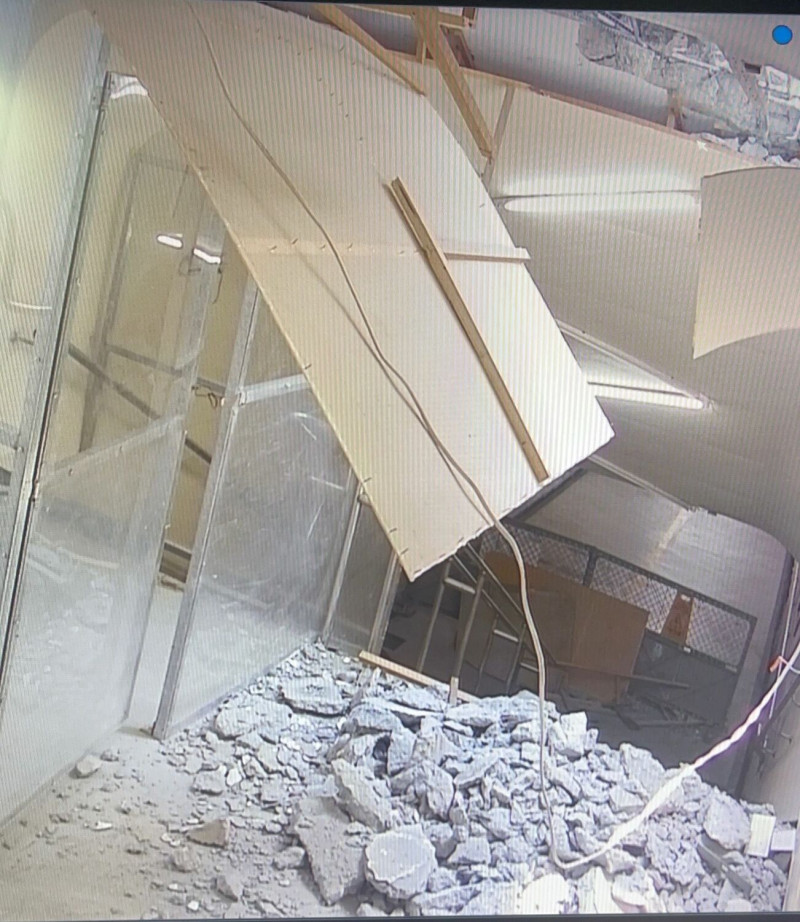 嘉義火車站地下道坍塌，天花板掉落，地上都是碎石。   圖：翻攝臉書社團靠北台鐵