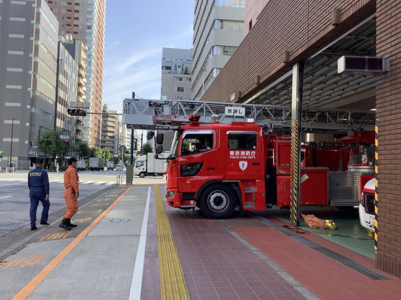 有些地方縣市因為救護車不夠用，而出動消防車來搬送病人。   圖：劉黎兒／攝