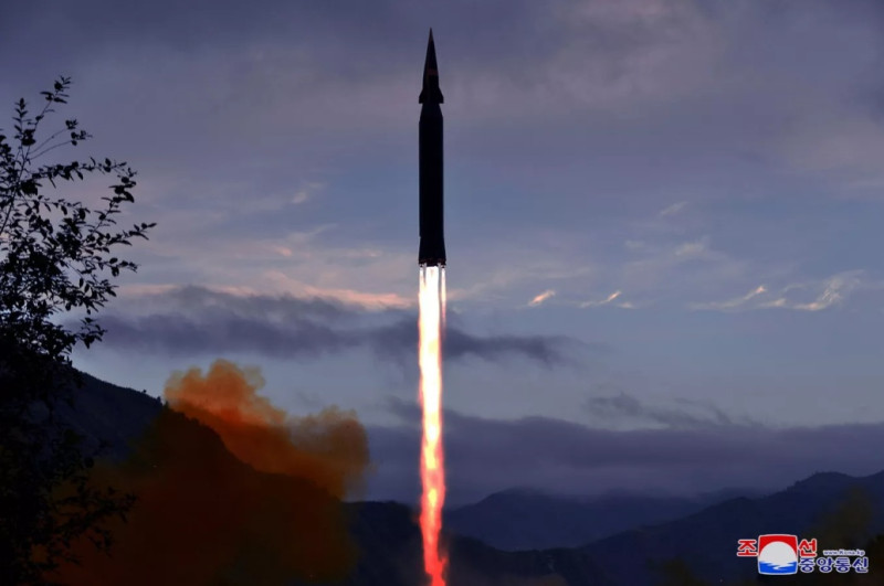 南韓軍方探測到北韓朝東海發射一枚彈道飛彈。   圖：翻攝自朝中社（資料照）