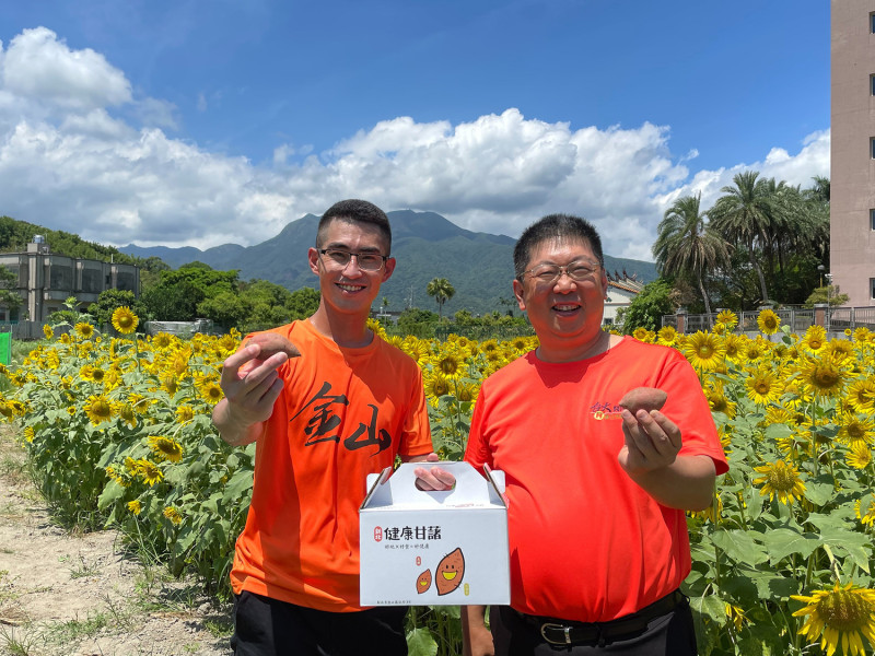 廖武輝及張志豪熱情邀請大家來金山吃地瓜賞花海。   圖：金山區公所提供