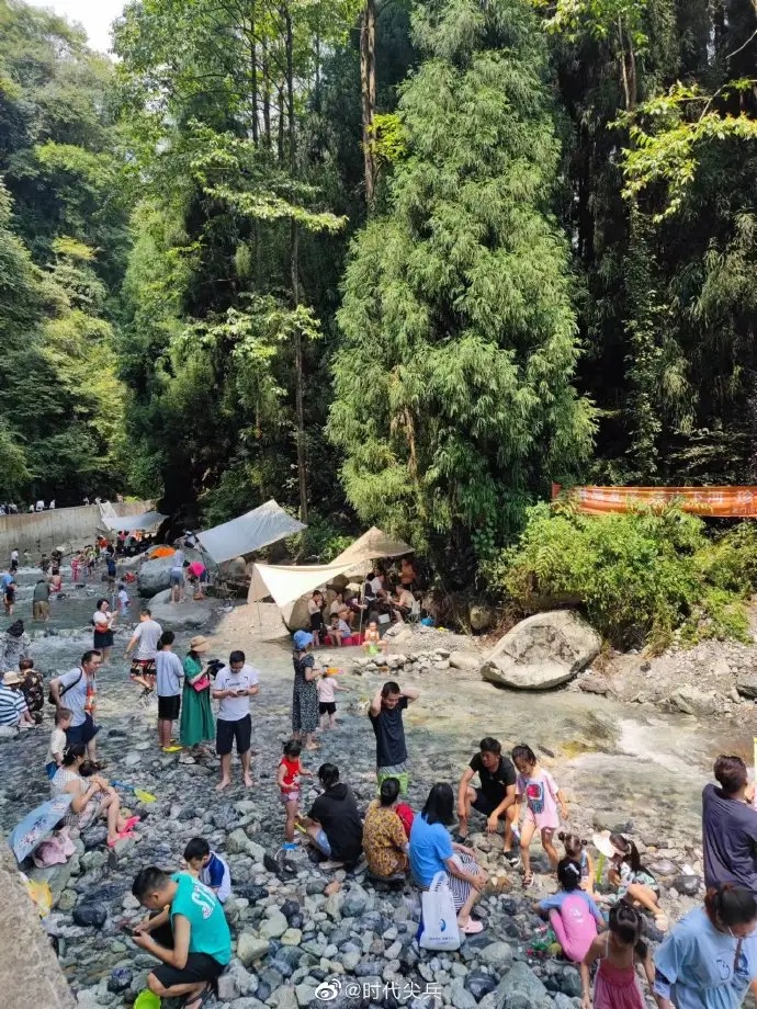 中國四川打卡景點「龍漕溝」平日有許多遊客前往露營、爬山。   圖：翻攝自微博