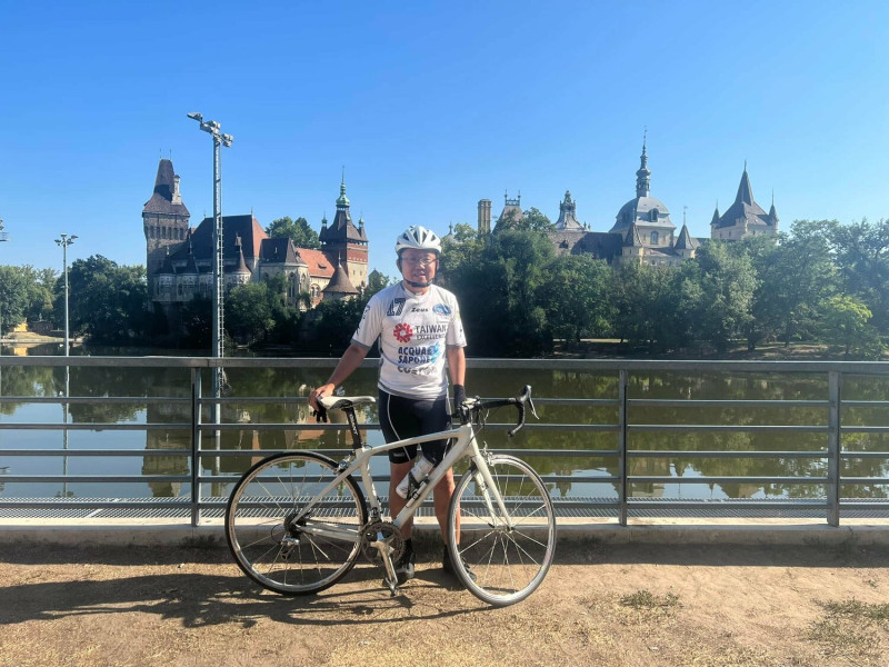 駐匈牙利大使劉世忠從單車到車衣一身MIT，變身台灣的活廣告，騎車在匈牙利首都布達佩斯街頭，很難不引人注目。   圖：翻攝自劉世忠臉書