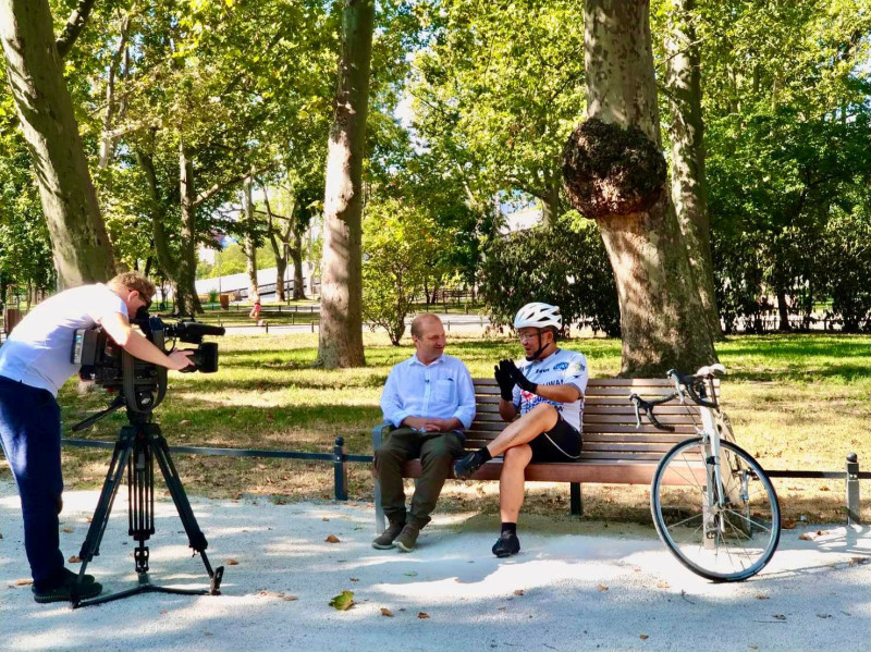 駐匈牙利大使劉世忠（右）接受匈國主要電視台Hír TV專訪，一身勁裝騎著單車現身，讓記者嚇了一跳。   圖：翻攝自劉世忠臉書