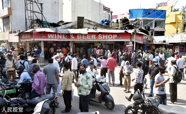 印度首都德里從 9 月 1 日起將恢復私營賣酒禁令，受此影響近期已有不少私營酒品零售商停業。   圖 : 翻攝自人民視覺