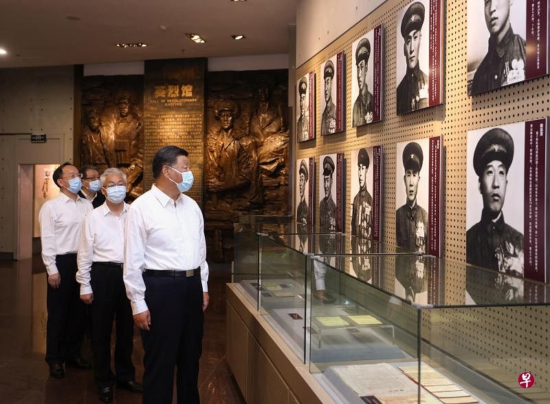 中國國家主席習近平戴著口罩，考察遼瀋戰役紀念館。   圖: 翻攝自外媒《聯合早報》