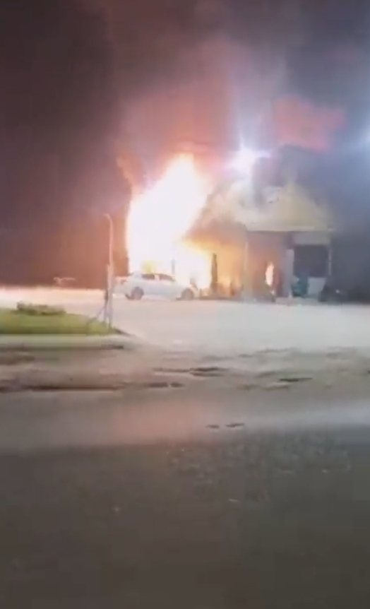 多起爆炸和縱火襲擊發生在 16 日晚間至 17 日清晨，襲擊了 3 個省份的超商和 1 間加油站，至少有 7 人受輕傷。   圖：擷自推特@CyclistAnons