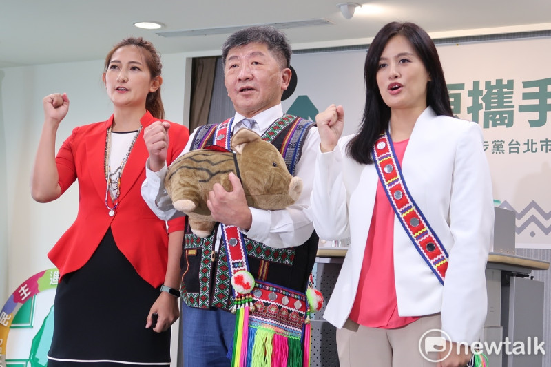 民進黨今日下午舉行「與原攜手、台北共好」記者會，並與市長參選人陳時中合體。   圖：林朝億/攝