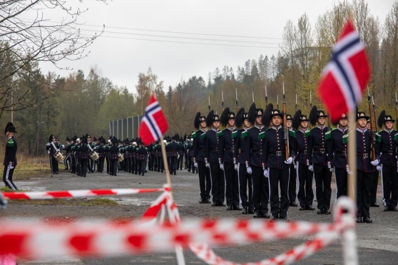 挪威皇家衛隊傳出有30名隊員在休假期間吸食毒品，遭到開除。   圖：翻攝自推特